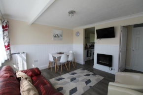 Relaxing Chalet on popular California Sands short stroll to beach, nr Norfolk Broads & Great Yarmouth